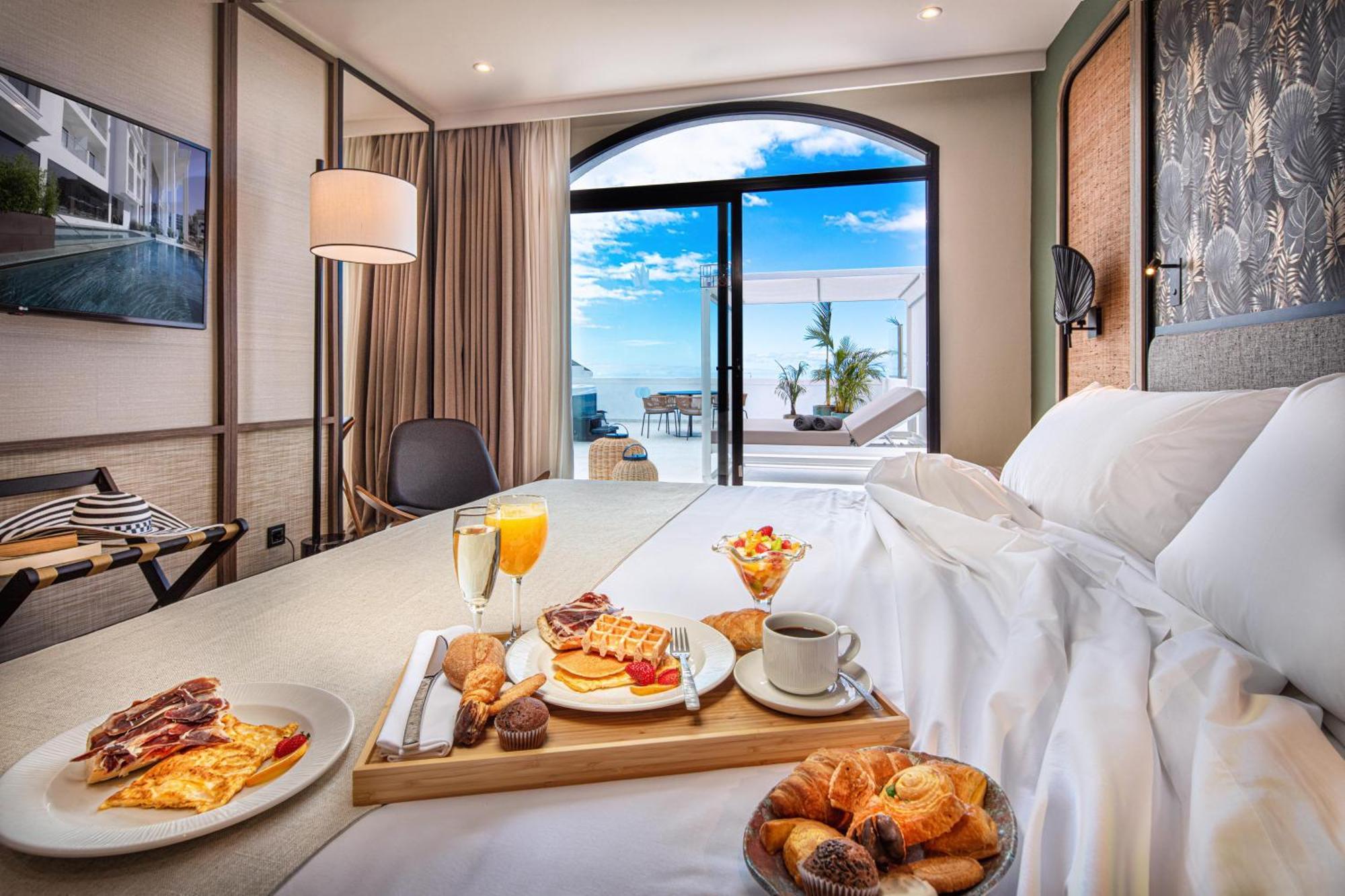 Suite met Uitzicht op de Zee of het Zwembad, Terras, Balinees Bed en Jacuzzi